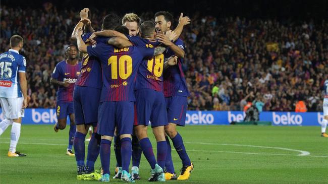 Barcelona-fotbollstroja-barn-ar-glada-for-lagets-forsta-plats